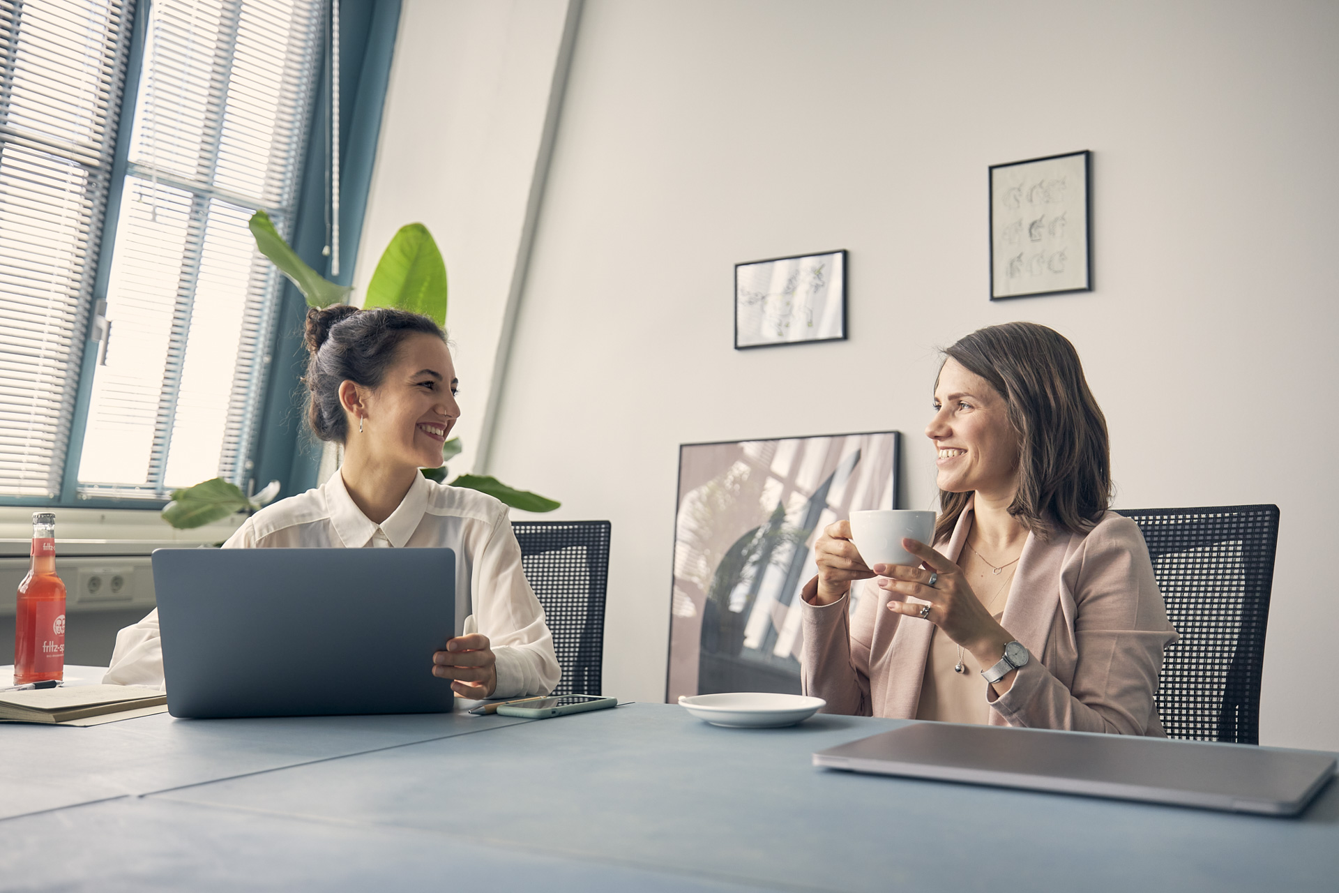 Helles Teambüro für produktives Arbeiten.