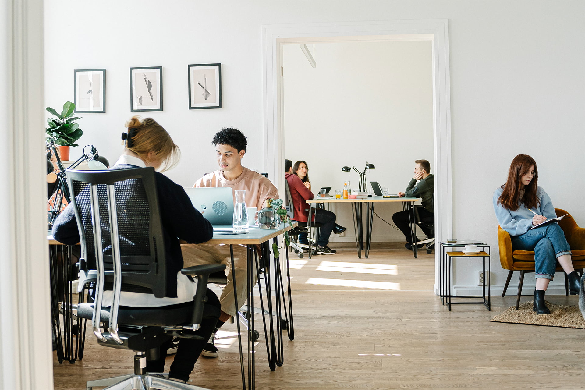 Großes Teambüro mit viel Tageslicht und hohen Altbaudecken.