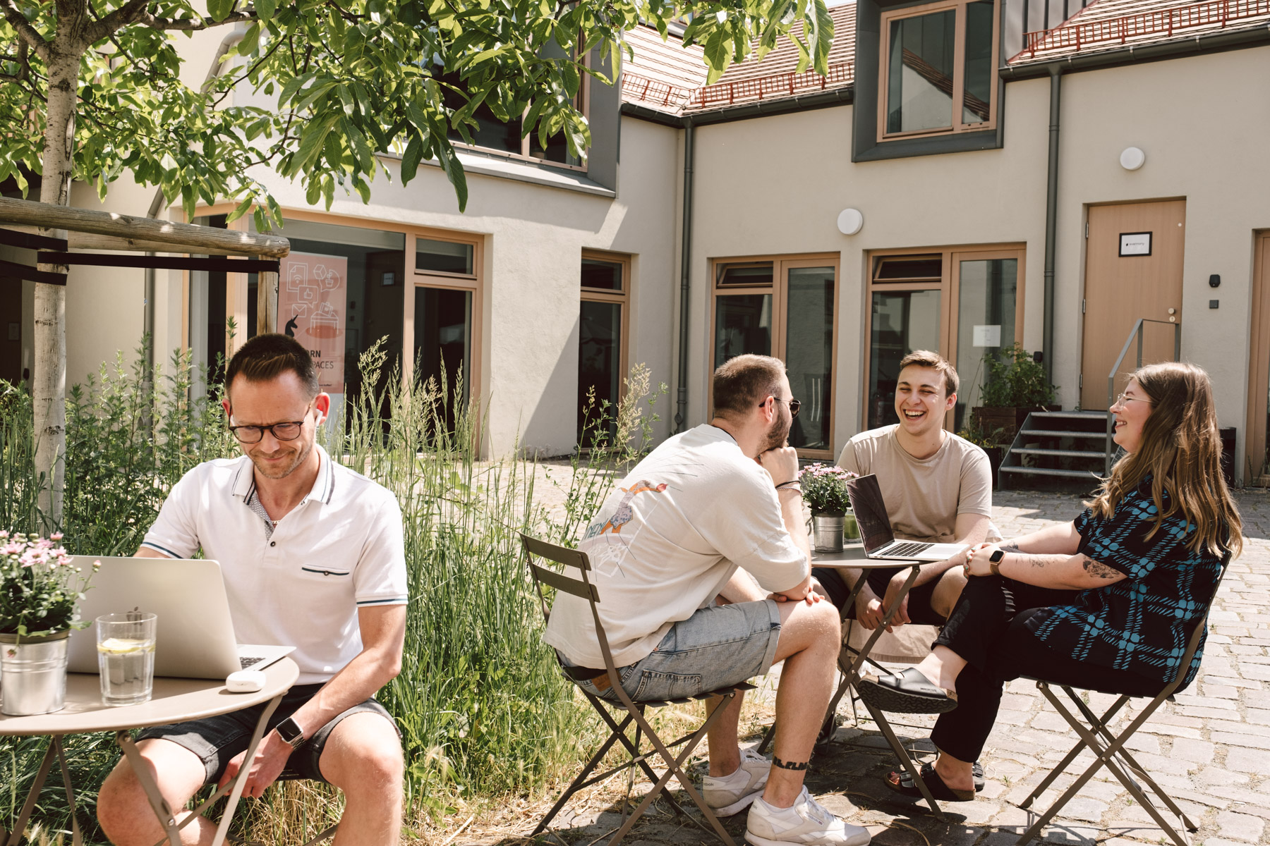 Einladender Innenhof für Pausen oder Meetings.