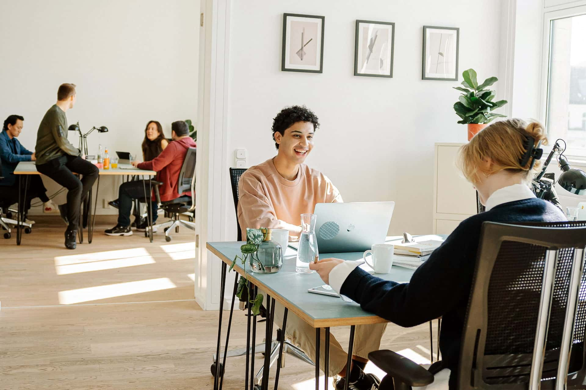 Helles Teambüro mit individueller Einrichtung